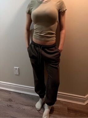 Women’s Relaxed Drawstring Sweatpants in Dark Brown